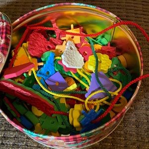 🎄Christmas tin full of sponge figures with laces learning toy